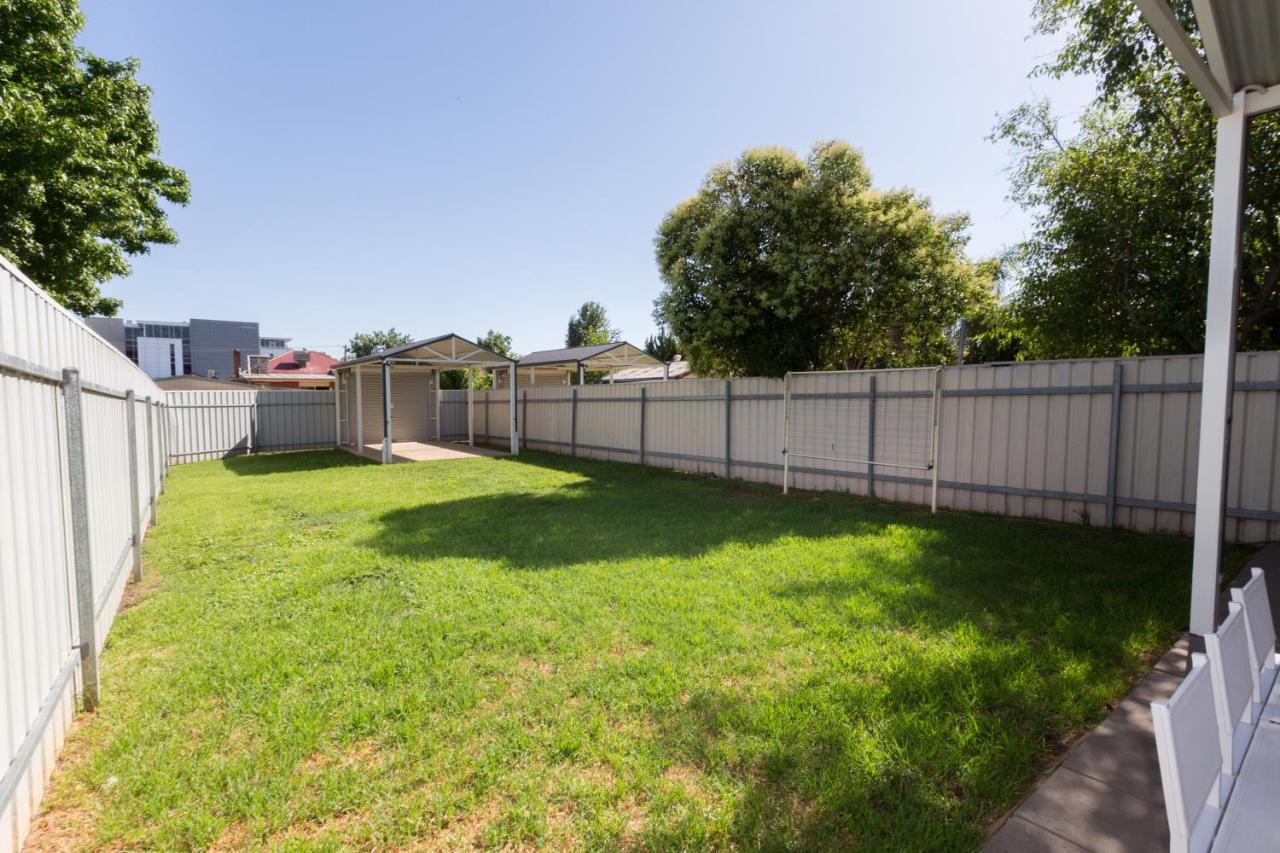 Elsie - City Living In A Big Home - Just Book It! Wagga Wagga Exterior photo